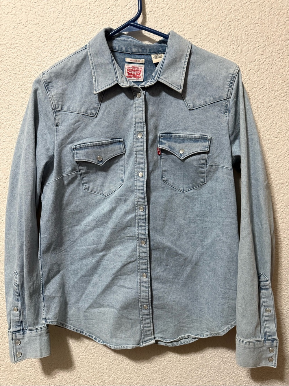 Levi’s Women’s M Light Wash Denim Western Pearl Snap Shirt Embroidered Rose